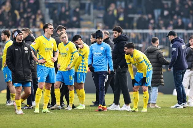 v.l. Marvin Rittmüller (Eintracht Braunschweig,18), Levente Levi Szabo (Eintracht Braunschweig,11), Julian Bass (Eintracht Braunschweig,16), Fabio Kaufmann (Eintracht Braunschweig,7), Mohamed Draeger Dräger (Eintracht Braunschweig,2), Fabio Di Michele Sanchez (Eintracht Braunschweig,22), Trainer Daniel Scherning (Eintracht Braunschweig) - 2. Fußball Bundesliga Saison 2024-2025 Eintracht Braunschweig vs. 1. FC Köln im Eintracht Stadion in Braunschweig - Fußball,Mann,Männer,Deutschland,01.02.2025