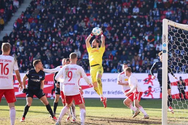 Derry Scherhant (Hertha BSC, 39), Jonjoe Kenny (Hertha BSC, 16), Louis Breunig (SSV Jahn Regensburg, 16), Eric Hottmann (SSV Jahn Regensburg, 9), Felix Gebhardt (SSV Jahn Regensburg, 1), GER, SSV Jahn Regensburg vs. Hertha BSC, Fussball, 2. Bundesliga, 20. Spieltag, Spielzeit 2025, 01.02.2025 (DFB DFL regulations prohibit any use of photographs as image sequences and or quasi-video) GER, SSV Jahn Regensburg vs. Hertha BSC, Fussball, 2. Bundesliga, 20. Spieltag, Spielzeit 2025, 01.02.2025 Regensburg