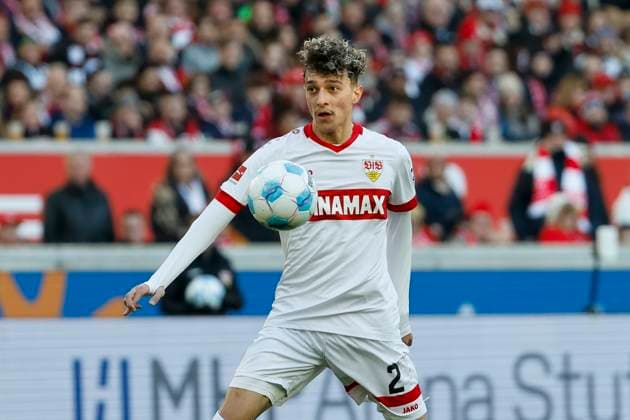 Ameen Al Dakhil (VfB Stuttgart, 02) am Ball , Fussball, 1. Bundesliga, 20.Spieltag, 2024 2025, VfB Stuttgart vs. Borussia Mönchengladbach, 01.02.2025, MHP Arena, Stuttgart, Deutschland DFL REGULATIONS PROHIBIT ANY USE OF PHOTOGRAPHS AS IMAGE SEQUENCES AND OR QUASI-VIDEO. Stuttgart MHP Arena Baden-Württemberg Deutschland Copyright: xGrantxHubbsx