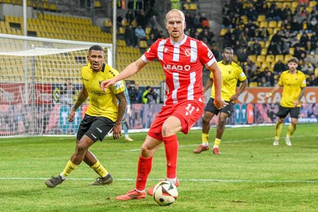 v.li.: Florian Heister (Alemannia Aachen, 19), Phil Halbauer (FC Energie Cottbus, 11), Zweikampf, Duell, duel, tackle, tackling, Dynamik, Action, Aktion, 31.01.2025, Aachen (Deutschland), Fussball, 3. Liga, Alemannia Aachen - FC Energie Cottbus, Fussball, 3. Liga, Alemannia Aachen - FC Energie Cottbus, DFB DFL REGULATIONS PROHIBIT ANY USE OF PHOTOGRAPHS AS IMAGE SEQUENCES AND OR QUASI-VIDEO.