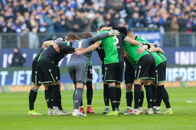 Die Spieler von Hannover 96 bilden einen Kreis, 2. Bundesliga, Hamburger SV vs Hannover 96, Volksparkstadion am 02. February 2025 in Hamburg, Deutschland. (Foto von Marco Steinbrenner DeFodi Images) The Hannover 96 players form a circle, 2. Bundesliga, Hamburger SV vs Hannover 96, Volksparkstadion, February 2, 2025 in Hamburg, Germany. (Photo by Marco Steinbrenner DeFodi Images) DFB DFL REGULATIONS PROHIBIT ANY USE OF PHOTOGRAPHS AS IMAGE SEQUENCES AND OR QUASI-VIDEO. Defodi-700_hsv_hannover_20250102_024