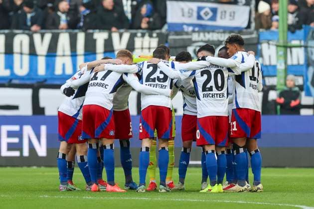 Die Spieler des Hamburger SV bilden einen Kreis, 2. Bundesliga, Hamburger SV vs Hannover 96, Volksparkstadion am 02. February 2025 in Hamburg, Deutschland. (Foto von Marco Steinbrenner DeFodi Images) The Hamburger SV players form a circle, 2. Bundesliga, Hamburger SV vs Hannover 96, Volksparkstadion, February 2, 2025 in Hamburg, Germany. (Photo by Marco Steinbrenner DeFodi Images) DFB DFL REGULATIONS PROHIBIT ANY USE OF PHOTOGRAPHS AS IMAGE SEQUENCES AND OR QUASI-VIDEO. Defodi-700_hsv_hannover_20250102_025