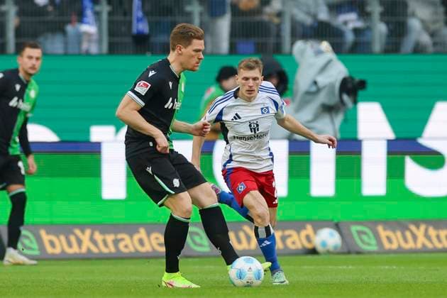 Marcel Halstenberg (Hannover 96) und Emir Sahiti (Hamburger SV) kaempfen um den Ball, 2. Bundesliga, Hamburger SV vs Hannover 96, Volksparkstadion am 02. February 2025 in Hamburg, Deutschland. (Foto von Marco Steinbrenner DeFodi Images) Marcel Halstenberg (Hannover 96) und Emir Sahiti (Hamburger SV) battle for the ball, 2. Bundesliga, Hamburger SV vs Hannover 96, Volksparkstadion, February 2, 2025 in Hamburg, Germany. (Photo by Marco Steinbrenner DeFodi Images) DFB DFL REGULATIONS PROHIBIT ANY USE OF PHOTOGRAPHS AS IMAGE SEQUENCES AND OR QUASI-VIDEO. Defodi-700_hsv_hannover_20250102_026