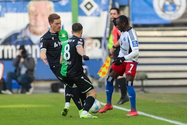 Marcel Halstenberg (Hannover 96), Enzo Leopold (Hannover 96) und Jean-Luc Dompe (Hamburger SV) kaempfen um den Ball, 2. Bundesliga, Hamburger SV vs Hannover 96, Volksparkstadion am 02. February 2025 in Hamburg, Deutschland. (Foto von Marco Steinbrenner DeFodi Images) Marcel Halstenberg (Hannover 96), Enzo Leopold (Hannover 96) und Jean-Luc Dompe (Hamburger SV) battle for the ball, 2. Bundesliga, Hamburger SV vs Hannover 96, Volksparkstadion, February 2, 2025 in Hamburg, Germany. (Photo by Marco Steinbrenner DeFodi Images) DFB DFL REGULATIONS PROHIBIT ANY USE OF PHOTOGRAPHS AS IMAGE SEQUENCES AND OR QUASI-VIDEO. Defodi-700_hsv_hannover_20250102_027