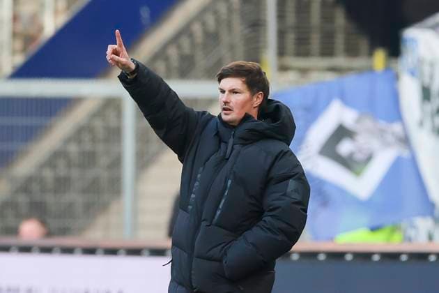 Trainer Merlin Polzin (Hamburger SV) gestikuliert, 2. Bundesliga, Hamburger SV vs Hannover 96, Volksparkstadion am 02. February 2025 in Hamburg, Deutschland. (Foto von Marco Steinbrenner DeFodi Images) Trainer Merlin Polzin (Hamburger SV) gestures, 2. Bundesliga, Hamburger SV vs Hannover 96, Volksparkstadion, February 2, 2025 in Hamburg, Germany. (Photo by Marco Steinbrenner DeFodi Images) DFB DFL REGULATIONS PROHIBIT ANY USE OF PHOTOGRAPHS AS IMAGE SEQUENCES AND OR QUASI-VIDEO. Defodi-700_hsv_hannover_20250102_028