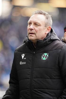 Andre Breitenreiter (Hannover 96, Trainer) GER, Hamburger SV vs. Hannover 96, Fussball, 2. Bundesliga, Spieltag 20, Saison 2024 2025, 02.02.2025 DFL REGULATIONS PROHIBIT ANY USE OF PHOTOGRAPHS AS IMAGE SEQUENCES AND OR QUASI-VIDEO GER, Hamburger SV vs. Hannover 96, Fussball, 2. Bundesliga, Spieltag 20, Saison 2024 2025, 02.02.2025 Hamburg