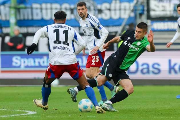 Ransford-Yeboah Koenigsdoerffer (Hamburger SV) und Nicolo Tresoldi (Hannover 96) kaempfen um den Ball, 2. Bundesliga, Hamburger SV vs Hannover 96, Volksparkstadion am 02. February 2025 in Hamburg, Deutschland. (Foto von Marco Steinbrenner DeFodi Images) Ransford-Yeboah Koenigsdoerffer (Hamburger SV) und Nicolo Tresoldi (Hannover 96) battle for the ball, 2. Bundesliga, Hamburger SV vs Hannover 96, Volksparkstadion, February 2, 2025 in Hamburg, Germany. (Photo by Marco Steinbrenner DeFodi Images) DFB DFL REGULATIONS PROHIBIT ANY USE OF PHOTOGRAPHS AS IMAGE SEQUENCES AND OR QUASI-VIDEO. Defodi-700_hsv_hannover_20250102_029