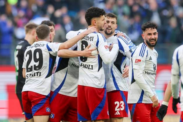 Silvan Hefti (Hamburger SV) bejubelt seinen Treffer mit den Teamkollegen, 2. Bundesliga, Hamburger SV vs Hannover 96, Volksparkstadion am 02. February 2025 in Hamburg, Deutschland. (Foto von Marco Steinbrenner DeFodi Images) Silvan Hefti (Hamburger SV) celebrates his goal with teammates, 2. Bundesliga, Hamburger SV vs Hannover 96, Volksparkstadion, February 2, 2025 in Hamburg, Germany. (Photo by Marco Steinbrenner DeFodi Images) DFB DFL REGULATIONS PROHIBIT ANY USE OF PHOTOGRAPHS AS IMAGE SEQUENCES AND OR QUASI-VIDEO. Defodi-700_hsv_hannover_20250102_034 Defodi-700 DFB DFL REGULATIONS PROHIBIT ANY USE OF PHOTOGRAPHS AS IMAGE SEQUENCES AND OR QUASI-VIDEO.