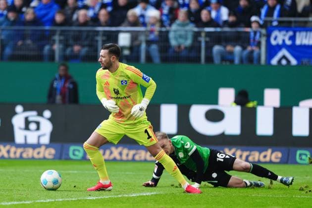 Daniel Heuer Fernandes (Hamburger SV, 01), Havard Nielsen (Hannover 96, 16) GER, Hamburger SV vs. Hannover 96, Fussball, 2. Bundesliga, Spieltag 20, Saison 2024 2025, 02.02.2025 DFL REGULATIONS PROHIBIT ANY USE OF PHOTOGRAPHS AS IMAGE SEQUENCES AND OR QUASI-VIDEO GER, Hamburger SV vs. Hannover 96, Fussball, 2. Bundesliga, Spieltag 20, Saison 2024 2025, 02.02.2025 Hamburg
