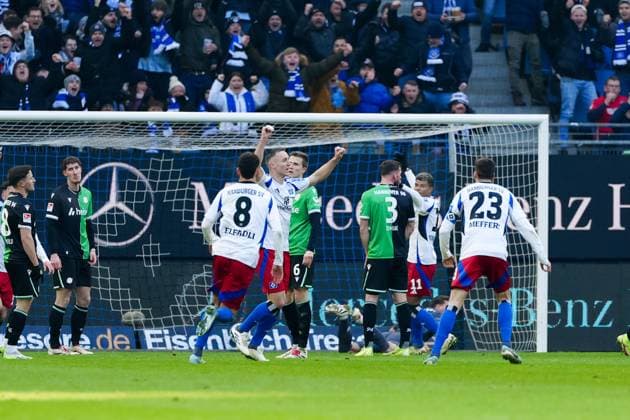 Torjubel Hamburger SV nach Tor zum 1:0 Silvan Hefti (Hamburger SV, 30) GER, Hamburger SV vs. Hannover 96, Fussball, 2. Bundesliga, Spieltag 20, Saison 2024 2025, 02.02.2025 DFL REGULATIONS PROHIBIT ANY USE OF PHOTOGRAPHS AS IMAGE SEQUENCES AND OR QUASI-VIDEO GER, Hamburger SV vs. Hannover 96, Fussball, 2. Bundesliga, Spieltag 20, Saison 2024 2025, 02.02.2025 Hamburg