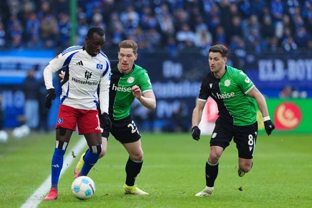Jean-Luc Dompe (Hamburger SV, 07), Jannik Dehm (Hannover 96, 20), Enzo Leopold (Hannover 96, 08) GER, Hamburger SV vs. Hannover 96, Fussball, 2. Bundesliga, Spieltag 20, Saison 2024 2025, 02.02.2025 DFL REGULATIONS PROHIBIT ANY USE OF PHOTOGRAPHS AS IMAGE SEQUENCES AND OR QUASI-VIDEO GER, Hamburger SV vs. Hannover 96, Fussball, 2. Bundesliga, Spieltag 20, Saison 2024 2025, 02.02.2025 Hamburg
