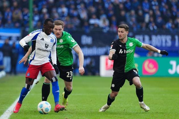 Jean-Luc Dompe (Hamburger SV, 07), Jannik Dehm (Hannover 96, 20), Enzo Leopold (Hannover 96, 08) GER, Hamburger SV vs. Hannover 96, Fussball, 2. Bundesliga, Spieltag 20, Saison 2024 2025, 02.02.2025 DFL REGULATIONS PROHIBIT ANY USE OF PHOTOGRAPHS AS IMAGE SEQUENCES AND OR QUASI-VIDEO GER, Hamburger SV vs. Hannover 96, Fussball, 2. Bundesliga, Spieltag 20, Saison 2024 2025, 02.02.2025 Hamburg
