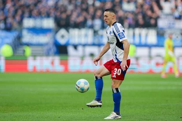 Silvan Hefti (Hamburger SV) kontrolliert den Ball, 2. Bundesliga, Hamburger SV vs Hannover 96, Volksparkstadion am 02. February 2025 in Hamburg, Deutschland. (Foto von Marco Steinbrenner DeFodi Images) Silvan Hefti (Hamburger SV) controls the ball, 2. Bundesliga, Hamburger SV vs Hannover 96, Volksparkstadion, February 2, 2025 in Hamburg, Germany. (Photo by Marco Steinbrenner DeFodi Images) DFB DFL REGULATIONS PROHIBIT ANY USE OF PHOTOGRAPHS AS IMAGE SEQUENCES AND OR QUASI-VIDEO. Defodi-700_hsv_hannover_20250102_036