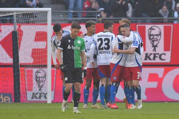 02.02.2025, xblx, Fussball 2.Bundesliga, Hamburger SV - Hannover 96 v.l. Silvan Hefti (Hamburger SV), Goal scored, Tor zum 1:0, celebrate the goal, Torjubel , Jubel, jubeln, jubelt, Enzo Leopold (Hannover 96), enttaeuscht, enttaeuscht schauend, dissapointed, Enttäuschung, Enttaeuschung (DFL DFB REGULATIONS PROHIBIT ANY USE OF PHOTOGRAPHS as IMAGE SEQUENCES and or QUASI-VIDEO) Hamburg