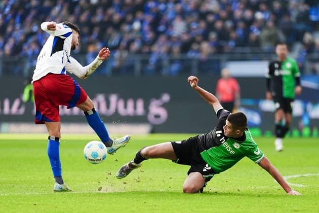 Daniel Elfadli (Hamburger SV, 08), Nicolo Tresoldi (Hannover 96, 09) GER, Hamburger SV vs. Hannover 96, Fussball, 2. Bundesliga, Spieltag 20, Saison 2024 2025, 02.02.2025 DFL REGULATIONS PROHIBIT ANY USE OF PHOTOGRAPHS AS IMAGE SEQUENCES AND OR QUASI-VIDEO GER, Hamburger SV vs. Hannover 96, Fussball, 2. Bundesliga, Spieltag 20, Saison 2024 2025, 02.02.2025 Hamburg
