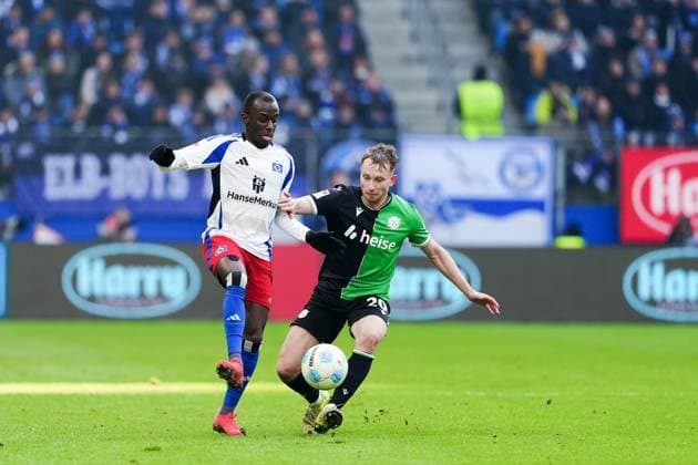 Jean-Luc Dompe (Hamburger SV, 07), Jannik Dehm (Hannover 96, 20) GER, Hamburger SV vs. Hannover 96, Fussball, 2. Bundesliga, Spieltag 20, Saison 2024 2025, 02.02.2025 DFL REGULATIONS PROHIBIT ANY USE OF PHOTOGRAPHS AS IMAGE SEQUENCES AND OR QUASI-VIDEO GER, Hamburger SV vs. Hannover 96, Fussball, 2. Bundesliga, Spieltag 20, Saison 2024 2025, 02.02.2025 Hamburg