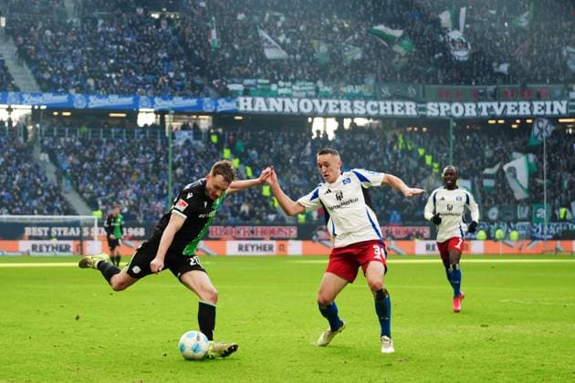 Jannik Dehm (Hannover 96, 20), Silvan Hefti (Hamburger SV, 30) GER, Hamburger SV vs. Hannover 96, Fussball, 2. Bundesliga, Spieltag 20, Saison 2024 2025, 02.02.2025 DFL REGULATIONS PROHIBIT ANY USE OF PHOTOGRAPHS AS IMAGE SEQUENCES AND OR QUASI-VIDEO GER, Hamburger SV vs. Hannover 96, Fussball, 2. Bundesliga, Spieltag 20, Saison 2024 2025, 02.02.2025 Hamburg