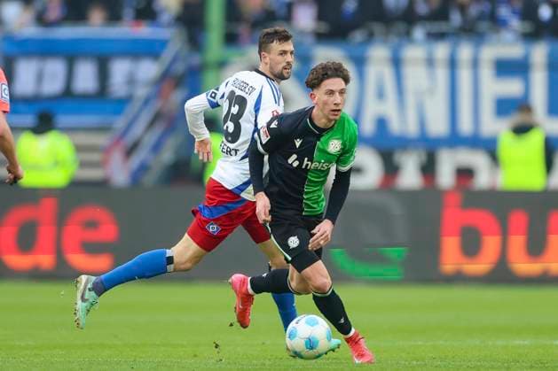 Jonas Meffert (Hamburger SV) und Jannik Rochelt (Hannover 96) kaempfen um den Ball, 2. Bundesliga, Hamburger SV vs Hannover 96, Volksparkstadion am 02. February 2025 in Hamburg, Deutschland. (Foto von Marco Steinbrenner DeFodi Images) Jonas Meffert (Hamburger SV) und Jannik Rochelt (Hannover 96) battle for the ball, 2. Bundesliga, Hamburger SV vs Hannover 96, Volksparkstadion, February 2, 2025 in Hamburg, Germany. (Photo by Marco Steinbrenner DeFodi Images) DFB DFL REGULATIONS PROHIBIT ANY USE OF PHOTOGRAPHS AS IMAGE SEQUENCES AND OR QUASI-VIDEO. Defodi-700_hsv_hannover_20250102_037