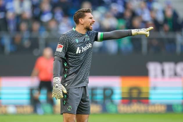 Torhueter Ron-Robert Zieler (Hannover 96) gestikuliert, 2. Bundesliga, Hamburger SV vs Hannover 96, Volksparkstadion am 02. February 2025 in Hamburg, Deutschland. (Foto von Marco Steinbrenner DeFodi Images) Torhueter Ron-Robert Zieler (Hannover 96) gestures, 2. Bundesliga, Hamburger SV vs Hannover 96, Volksparkstadion, February 2, 2025 in Hamburg, Germany. (Photo by Marco Steinbrenner DeFodi Images) DFB DFL REGULATIONS PROHIBIT ANY USE OF PHOTOGRAPHS AS IMAGE SEQUENCES AND OR QUASI-VIDEO. Defodi-700_hsv_hannover_20250102_042