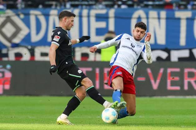 Enzo Leopold (Hannover 96) und Daniel Elfadli (Hamburger SV) kaempfen um den Ball, 2. Bundesliga, Hamburger SV vs Hannover 96, Volksparkstadion am 02. February 2025 in Hamburg, Deutschland. (Foto von Marco Steinbrenner DeFodi Images) Enzo Leopold (Hannover 96) und Daniel Elfadli (Hamburger SV) battle for the ball, 2. Bundesliga, Hamburger SV vs Hannover 96, Volksparkstadion, February 2, 2025 in Hamburg, Germany. (Photo by Marco Steinbrenner DeFodi Images) DFB DFL REGULATIONS PROHIBIT ANY USE OF PHOTOGRAPHS AS IMAGE SEQUENCES AND OR QUASI-VIDEO. Defodi-700_hsv_hannover_20250102_049