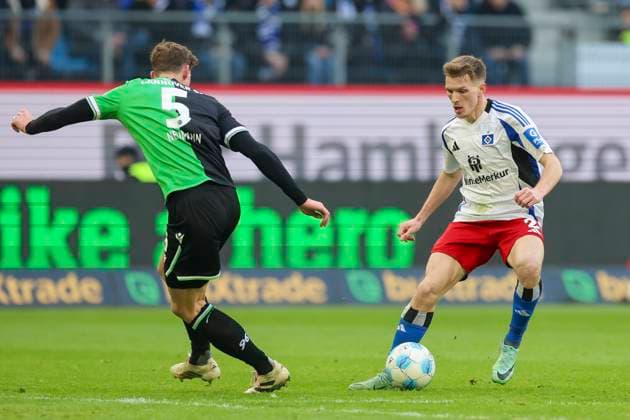 Phil Neumann (Hannover 96) und Emir Sahiti (Hamburger SV) kaempfen um den Ball, 2. Bundesliga, Hamburger SV vs Hannover 96, Volksparkstadion am 02. February 2025 in Hamburg, Deutschland. (Foto von Marco Steinbrenner DeFodi Images) Phil Neumann (Hannover 96) und Emir Sahiti (Hamburger SV) battle for the ball, 2. Bundesliga, Hamburger SV vs Hannover 96, Volksparkstadion, February 2, 2025 in Hamburg, Germany. (Photo by Marco Steinbrenner DeFodi Images) DFB DFL REGULATIONS PROHIBIT ANY USE OF PHOTOGRAPHS AS IMAGE SEQUENCES AND OR QUASI-VIDEO. Defodi-700_hsv_hannover_20250102_052