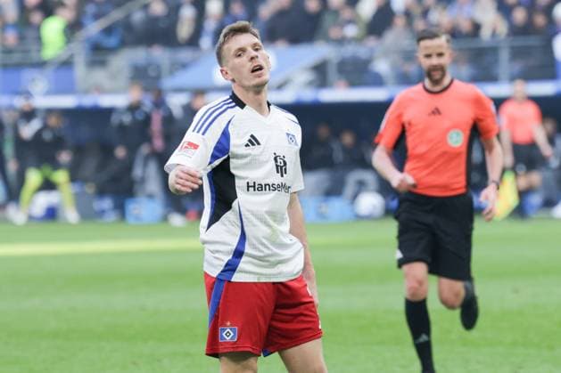 GER,Hamburg, Fussball, DFB, Hamburger SV vs Hannover 96 , im Hamburger Volksparkstadion , 02.02.2025 , v.l. Emir Sahiti (Hamburger SV) enttaeuscht, enttaeusch schauend, dissapointed, traurig, frustriert, frust, gefrustet DFL regulations prohibit any use of photographs as image sequences and or quasi-video.