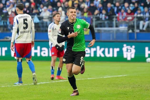 Nicolo Tresoldi (Hannover 96) bejubelt seinen Treffer zum 1:1, 2. Bundesliga, Hamburger SV vs Hannover 96, Volksparkstadion am 02. February 2025 in Hamburg, Deutschland. (Foto von Marco Steinbrenner DeFodi Images) Nicolo Tresoldi (Hannover 96) celebrates after scoring his teams first goal, 2. Bundesliga, Hamburger SV vs Hannover 96, Volksparkstadion, February 2, 2025 in Hamburg, Germany. (Photo by Marco Steinbrenner DeFodi Images) DFB DFL REGULATIONS PROHIBIT ANY USE OF PHOTOGRAPHS AS IMAGE SEQUENCES AND OR QUASI-VIDEO. Defodi-700_hsv_hannover_20250102_058