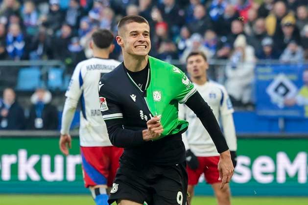 Nicolo Tresoldi (Hannover 96) bejubelt seinen Treffer zum 1:1, 2. Bundesliga, Hamburger SV vs Hannover 96, Volksparkstadion am 02. February 2025 in Hamburg, Deutschland. (Foto von Marco Steinbrenner DeFodi Images) Nicolo Tresoldi (Hannover 96) celebrates after scoring his teams first goal, 2. Bundesliga, Hamburger SV vs Hannover 96, Volksparkstadion, February 2, 2025 in Hamburg, Germany. (Photo by Marco Steinbrenner DeFodi Images) DFB DFL REGULATIONS PROHIBIT ANY USE OF PHOTOGRAPHS AS IMAGE SEQUENCES AND OR QUASI-VIDEO. Defodi-700_hsv_hannover_20250102_059