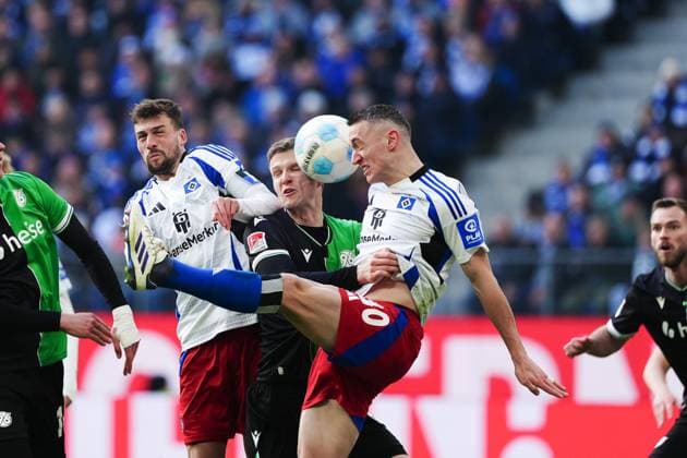 Kopfball Silvan Hefti (Hamburger SV, 30) GER, Hamburger SV vs. Hannover 96, Fussball, 2. Bundesliga, Spieltag 20, Saison 2024 2025, 02.02.2025 DFL REGULATIONS PROHIBIT ANY USE OF PHOTOGRAPHS AS IMAGE SEQUENCES AND OR QUASI-VIDEO GER, Hamburger SV vs. Hannover 96, Fussball, 2. Bundesliga, Spieltag 20, Saison 2024 2025, 02.02.2025 Hamburg