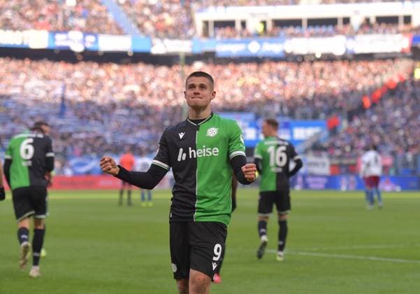 02.02.2025, xblx, Fussball 2.Bundesliga, Hamburger SV - Hannover 96 v.l. Nicolo Tresoldi (Hannover 96), Goal scored, Tor zum 1:1, celebrate the goal, Torjubel , Jubel, jubeln, jubelt, (DFL DFB REGULATIONS PROHIBIT ANY USE OF PHOTOGRAPHS as IMAGE SEQUENCES and or QUASI-VIDEO) Hamburg