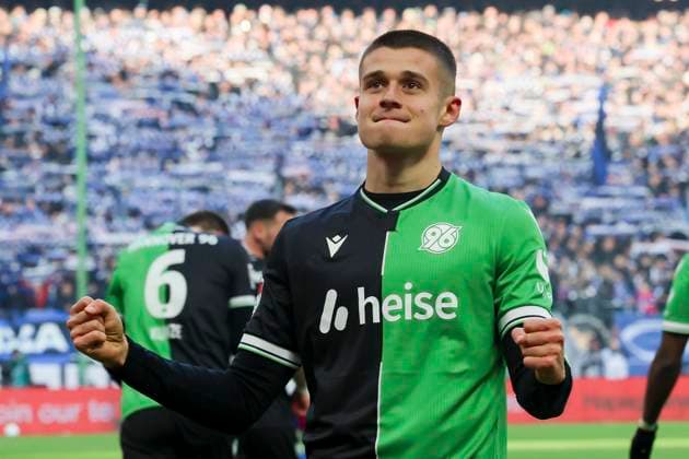 Nicolo Tresoldi (Hannover 96) bejubelt seinen Treffer zum 1:1, 2. Bundesliga, Hamburger SV vs Hannover 96, Volksparkstadion am 02. February 2025 in Hamburg, Deutschland. (Foto von Marco Steinbrenner DeFodi Images) Nicolo Tresoldi (Hannover 96) celebrates after scoring his teams first goal, 2. Bundesliga, Hamburger SV vs Hannover 96, Volksparkstadion, February 2, 2025 in Hamburg, Germany. (Photo by Marco Steinbrenner DeFodi Images) DFB DFL REGULATIONS PROHIBIT ANY USE OF PHOTOGRAPHS AS IMAGE SEQUENCES AND OR QUASI-VIDEO. Defodi-700_hsv_hannover_20250102_064