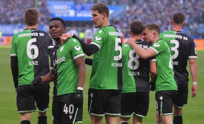02.02.2025, xblx, Fussball 2.Bundesliga, Hamburger SV - Hannover 96 v.l. Rabbi Matondo (Hannover 96), Goal scored, Tor zum 1:2, celebrate the goal, Torjubel , Jubel, jubeln, jubelt, (DFL DFB REGULATIONS PROHIBIT ANY USE OF PHOTOGRAPHS as IMAGE SEQUENCES and or QUASI-VIDEO) Hamburg