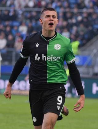 02.02.2025, xblx, Fussball 2.Bundesliga, Hamburger SV - Hannover 96 v.l. Nicolo Tresoldi (Hannover 96), Goal scored, Tor zum 1:1, celebrate the goal, Torjubel , Jubel, jubeln, jubelt, (DFL DFB REGULATIONS PROHIBIT ANY USE OF PHOTOGRAPHS as IMAGE SEQUENCES and or QUASI-VIDEO) Hamburg