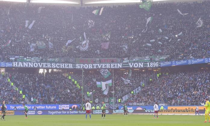 02.02.2025, xblx, Fussball 2.Bundesliga, Hamburger SV - Hannover 96 v.l. Hannover Tribuenen, Zuschauer, Stadion, Fans, Tribuene, Raenge, Schals, Schal, Banner, Plakate, Fahne, Fahnen (DFL DFB REGULATIONS PROHIBIT ANY USE OF PHOTOGRAPHS as IMAGE SEQUENCES and or QUASI-VIDEO) Hamburg