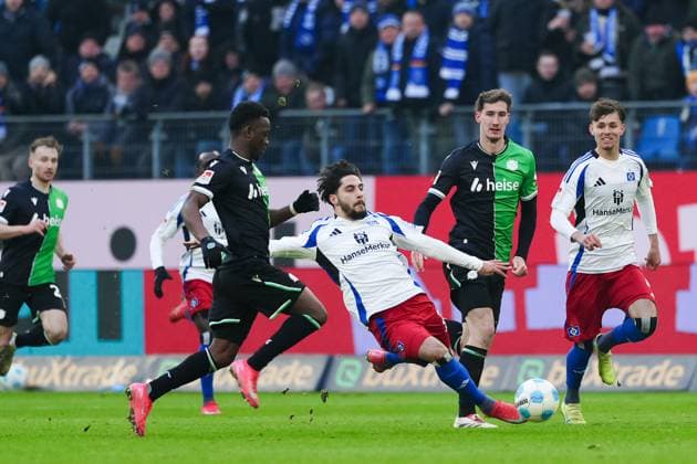 Rabbi Matondo (Hannover 96, 40), Ludovit Reis (Hamburger SV, 14) GER, Hamburger SV vs. Hannover 96, Fussball, 2. Bundesliga, Spieltag 20, Saison 2024 2025, 02.02.2025 DFL REGULATIONS PROHIBIT ANY USE OF PHOTOGRAPHS AS IMAGE SEQUENCES AND OR QUASI-VIDEO GER, Hamburger SV vs. Hannover 96, Fussball, 2. Bundesliga, Spieltag 20, Saison 2024 2025, 02.02.2025 Hamburg