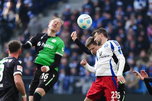 Kopfballduell Luftzweikampf Havard Nielsen (Hannover 96, 16), Fabian Kunze (Hannover 96, 06), Jonas Meffert (Hamburger SV, 23) GER, Hamburger SV vs. Hannover 96, Fussball, 2. Bundesliga, Spieltag 20, Saison 2024 2025, 02.02.2025 DFL REGULATIONS PROHIBIT ANY USE OF PHOTOGRAPHS AS IMAGE SEQUENCES AND OR QUASI-VIDEO GER, Hamburger SV vs. Hannover 96, Fussball, 2. Bundesliga, Spieltag 20, Saison 2024 2025, 02.02.2025 Hamburg Copyright: xEibner-Pressefoto MarcelxvonxFehrnx EP_MFN