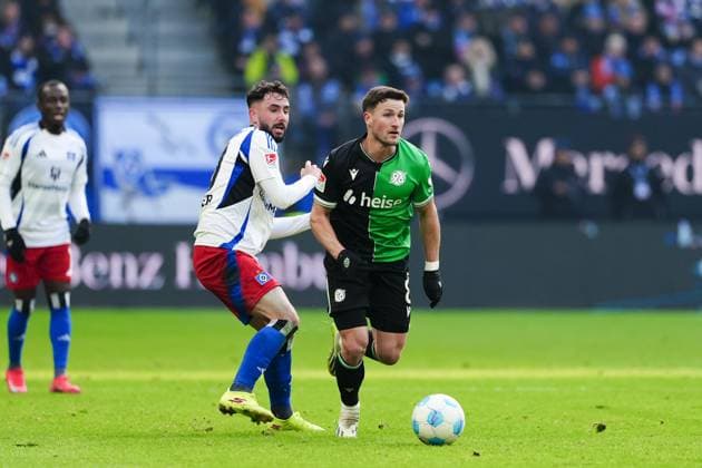 Marco Richter (Hamburger SV, 20), Enzo Leopold (Hannover 96, 08) GER, Hamburger SV vs. Hannover 96, Fussball, 2. Bundesliga, Spieltag 20, Saison 2024 2025, 02.02.2025 DFL REGULATIONS PROHIBIT ANY USE OF PHOTOGRAPHS AS IMAGE SEQUENCES AND OR QUASI-VIDEO GER, Hamburger SV vs. Hannover 96, Fussball, 2. Bundesliga, Spieltag 20, Saison 2024 2025, 02.02.2025 Hamburg