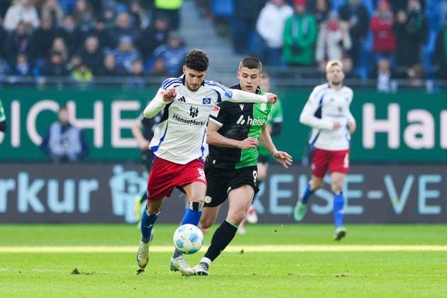 Daniel Elfadli (Hamburger SV, 08), Nicolo Tresoldi (Hannover 96, 09) GER, Hamburger SV vs. Hannover 96, Fussball, 2. Bundesliga, Spieltag 20, Saison 2024 2025, 02.02.2025 DFL REGULATIONS PROHIBIT ANY USE OF PHOTOGRAPHS AS IMAGE SEQUENCES AND OR QUASI-VIDEO GER, Hamburger SV vs. Hannover 96, Fussball, 2. Bundesliga, Spieltag 20, Saison 2024 2025, 02.02.2025 Hamburg