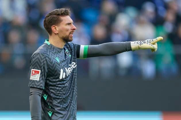 Torhueter Ron-Robert Zieler (Hannover 96) gestikuliert, 2. Bundesliga, Hamburger SV vs Hannover 96, Volksparkstadion am 02. February 2025 in Hamburg, Deutschland. (Foto von Marco Steinbrenner DeFodi Images) Torhueter Ron-Robert Zieler (Hannover 96) gestures, 2. Bundesliga, Hamburger SV vs Hannover 96, Volksparkstadion, February 2, 2025 in Hamburg, Germany. (Photo by Marco Steinbrenner DeFodi Images) DFB DFL REGULATIONS PROHIBIT ANY USE OF PHOTOGRAPHS AS IMAGE SEQUENCES AND OR QUASI-VIDEO. Defodi-700_hsv_hannover_20250102_301