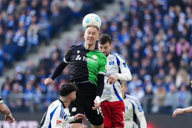 Kopfballduell Luftzweikampf Havard Nielsen (Hannover 96, 16), Jonas Meffert (Hamburger SV, 23) GER, Hamburger SV vs. Hannover 96, Fussball, 2. Bundesliga, Spieltag 20, Saison 2024 2025, 02.02.2025 DFL REGULATIONS PROHIBIT ANY USE OF PHOTOGRAPHS AS IMAGE SEQUENCES AND OR QUASI-VIDEO GER, Hamburger SV vs. Hannover 96, Fussball, 2. Bundesliga, Spieltag 20, Saison 2024 2025, 02.02.2025 Hamburg