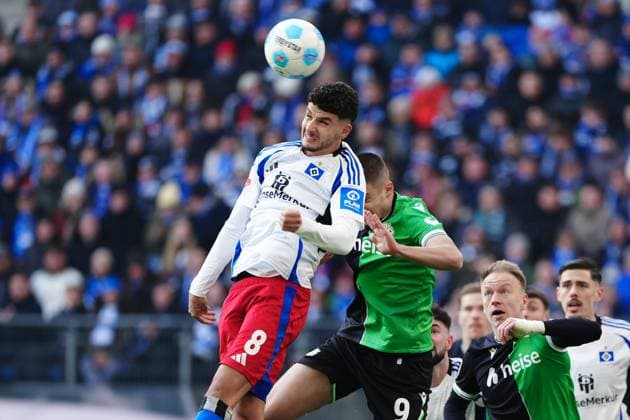 Kopfballduell Luftzweikampf Daniel Elfadli (Hamburger SV, 08), Nicolo Tresoldi (Hannover 96, 09) GER, Hamburger SV vs. Hannover 96, Fussball, 2. Bundesliga, Spieltag 20, Saison 2024 2025, 02.02.2025 DFL REGULATIONS PROHIBIT ANY USE OF PHOTOGRAPHS AS IMAGE SEQUENCES AND OR QUASI-VIDEO GER, Hamburger SV vs. Hannover 96, Fussball, 2. Bundesliga, Spieltag 20, Saison 2024 2025, 02.02.2025 Hamburg