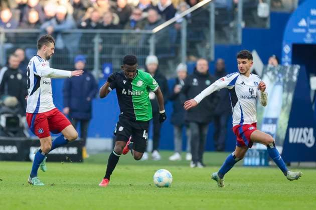 Jonas Meffert (Hamburger SV), Rabbi Matondo (Hannover 96) und Daniel Elfadli (Hamburger SV) kaempfen um den Ball, 2. Bundesliga, Hamburger SV vs Hannover 96, Volksparkstadion am 02. February 2025 in Hamburg, Deutschland. (Foto von Marco Steinbrenner DeFodi Images) Jonas Meffert (Hamburger SV), Rabbi Matondo (Hannover 96) und Daniel Elfadli (Hamburger SV) battle for the ball, 2. Bundesliga, Hamburger SV vs Hannover 96, Volksparkstadion, February 2, 2025 in Hamburg, Germany. (Photo by Marco Steinbrenner DeFodi Images) DFB DFL REGULATIONS PROHIBIT ANY USE OF PHOTOGRAPHS AS IMAGE SEQUENCES AND OR QUASI-VIDEO. Defodi-700_hsv_hannover_20250102_356