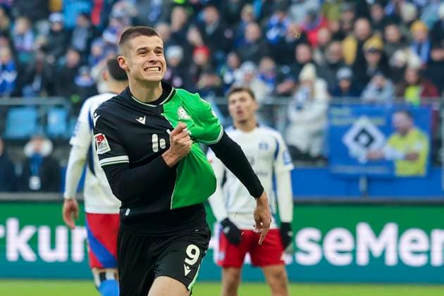 Nicolo Tresoldi (Hannover 96) bejubelt seinen Treffer zum 1:1, 2. Bundesliga, Hamburger SV vs Hannover 96, Volksparkstadion am 02. February 2025 in Hamburg, Deutschland. (Foto von Marco Steinbrenner DeFodi Images) Nicolo Tresoldi (Hannover 96) celebrates after scoring his teams first goal, 2. Bundesliga, Hamburger SV vs Hannover 96, Volksparkstadion, February 2, 2025 in Hamburg, Germany. (Photo by Marco Steinbrenner DeFodi Images) DFB DFL REGULATIONS PROHIBIT ANY USE OF PHOTOGRAPHS AS IMAGE SEQUENCES AND OR QUASI-VIDEO. Defodi-700_hsv_hannover_20250102_363