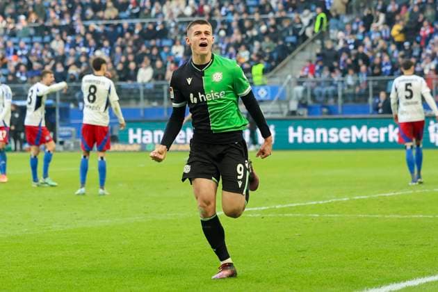 Nicolo Tresoldi (Hannover 96) bejubelt seinen Treffer zum 1:1, 2. Bundesliga, Hamburger SV vs Hannover 96, Volksparkstadion am 02. February 2025 in Hamburg, Deutschland. (Foto von Marco Steinbrenner DeFodi Images) Nicolo Tresoldi (Hannover 96) celebrates after scoring his teams first goal, 2. Bundesliga, Hamburger SV vs Hannover 96, Volksparkstadion, February 2, 2025 in Hamburg, Germany. (Photo by Marco Steinbrenner DeFodi Images) DFB DFL REGULATIONS PROHIBIT ANY USE OF PHOTOGRAPHS AS IMAGE SEQUENCES AND OR QUASI-VIDEO. Defodi-700_hsv_hannover_20250102_366