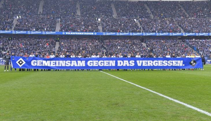02.02.2025, xblx, Fussball 2.Bundesliga, Hamburger SV - Hannover 96 v.l. 80 Jahre Befreiung Konzentrationslager von Auschwitz , KZ, Jahren, Jahrestag, Gedenken, Denktag, 27.01.1945, Erinnerung, Opfer des Nationalsozialismus, Holocausts, Holocaust, NIE WIEDER, GEMEINSAM GEGEN DAS VERGESSEN, (DFL DFB REGULATIONS PROHIBIT ANY USE OF PHOTOGRAPHS as IMAGE SEQUENCES and or QUASI-VIDEO) Hamburg