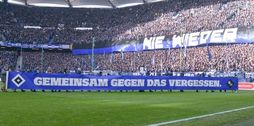 02.02.2025, xblx, Fussball 2.Bundesliga, Hamburger SV - Hannover 96 v.l. 80 Jahre Befreiung Konzentrationslager von Auschwitz , KZ, Jahren, Jahrestag, Gedenken, Denktag, 27.01.1945, Erinnerung, Opfer des Nationalsozialismus, Holocausts, Holocaust, NIE WIEDER, GEMEINSAM GEGEN DAS VERGESSEN, (DFL DFB REGULATIONS PROHIBIT ANY USE OF PHOTOGRAPHS as IMAGE SEQUENCES and or QUASI-VIDEO) Hamburg