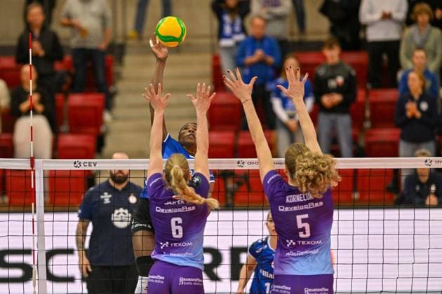 CEV CL Allianz MTV Stuttgart - KS DevelopRes Rzeszów 06.02.2025 CEV, ChampionsLeague,, Volleyball, Damen, Saison 2024 25, Allianz MTV Stuttgart (in Blau), gegen KS DevelopRes Rzeszów (Polen, in weiß-lila), Krystal Rivers gegen 6 Marrit Jasper und 5 Agnieszka Korneluk, Copyright: xBEAUTIFULxSPORTS TomxBlochx
