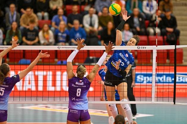 CEV CL Allianz MTV Stuttgart - KS DevelopRes Rzeszów 06.02.2025 CEV, ChampionsLeague,, Volleyball, Damen, Saison 2024 25, Allianz MTV Stuttgart (in Blau), gegen KS DevelopRes Rzeszów (Polen, in weiß-lila), Maria Segura Palleres gegen 8 Sabrina De Jesus Machado, Copyright: xBEAUTIFULxSPORTS TomxBlochx