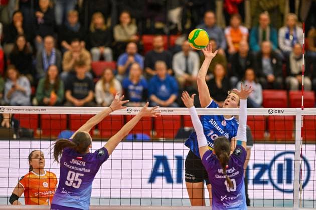 CEV CL Allianz MTV Stuttgart - KS DevelopRes Rzeszów 06.02.2025 CEV, ChampionsLeague,, Volleyball, Damen, Saison 2024 25, Allianz MTV Stuttgart (in Blau), gegen KS DevelopRes Rzeszów (Polen, in weiß-lila), Jolien Knollema im Angriff gegen 10 Katarzyna Wenerska, 95, Magdalena Jurczyk, Copyright: xBEAUTIFULxSPORTS TomxBlochx