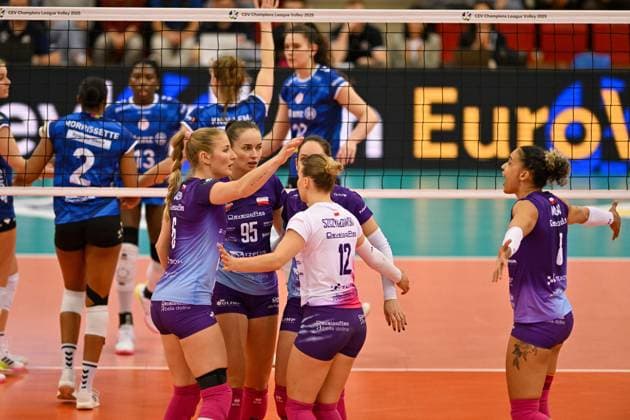 CEV CL Allianz MTV Stuttgart - KS DevelopRes Rzeszów 06.02.2025 CEV, ChampionsLeague,, Volleyball, Damen, Saison 2024 25, Allianz MTV Stuttgart (in Blau), gegen KS DevelopRes Rzeszów (Polen, in weiß-lila), Sabrina De Jesus Machado, rechts, mit Team, Copyright: xBEAUTIFULxSPORTS TomxBlochx